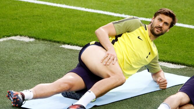 Llorente estira durante el entrenamiento del Tottenham en el Bernabéu.