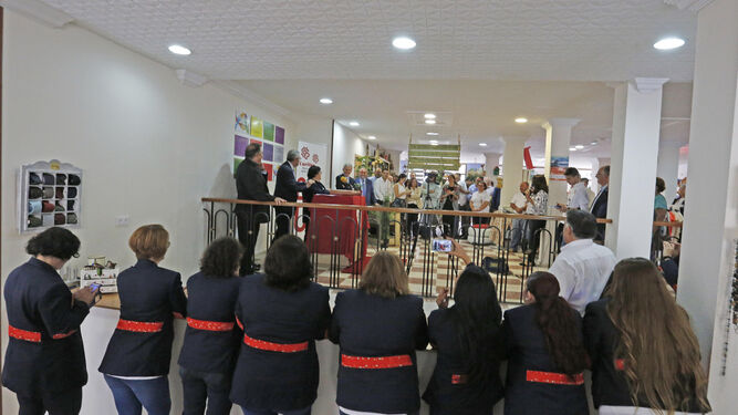 Momento de la inauguración de la tienda de Cáritas, ayer, en la calle Madre de Dios.