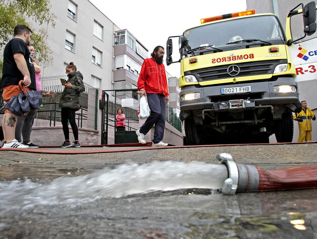 Los bomberos tuvieron en el achique de agua de los s&oacute;tanos una de sus principales labores ayer.