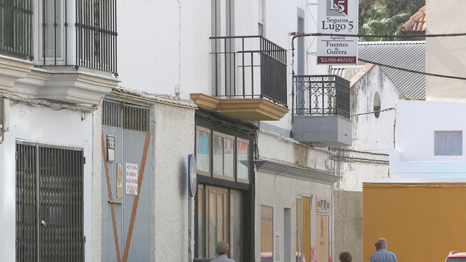 Al fondo, el cartel de Seguros Lugo en la localidad chiclanera.