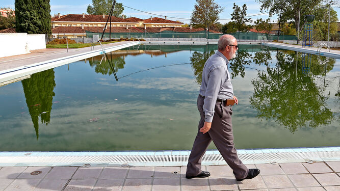 El gerente de Piscinas Jerez, Jerónimo Campoy, pasa ayer ante la piscina olímpica.