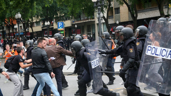 Agentes de la Policía Nacional intentan retirar a los concentrados en un instituto de Tarragona el 1 de octubre.