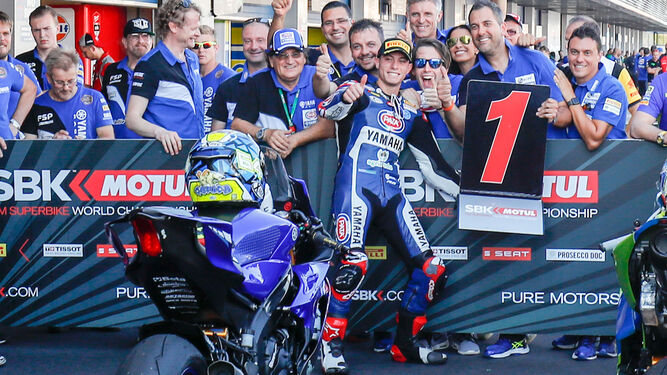 Federico Caricasulo, radiante junto a su equipo celebrando su primera 'pole' en Supersport.
