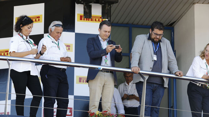 Santiago Galván, vicepresidente de Cirjesa, junto al diputado de Deportes Jaime Armario, ayer en el podio.