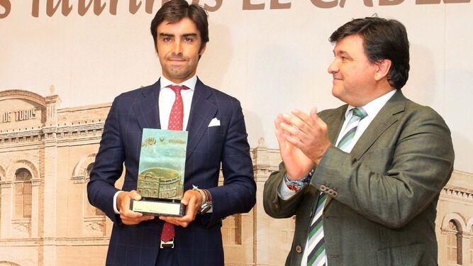 Miguel Ángel Perera recogió de manos del alcalde onubense su trofeo como triunfador de la pasada feria.