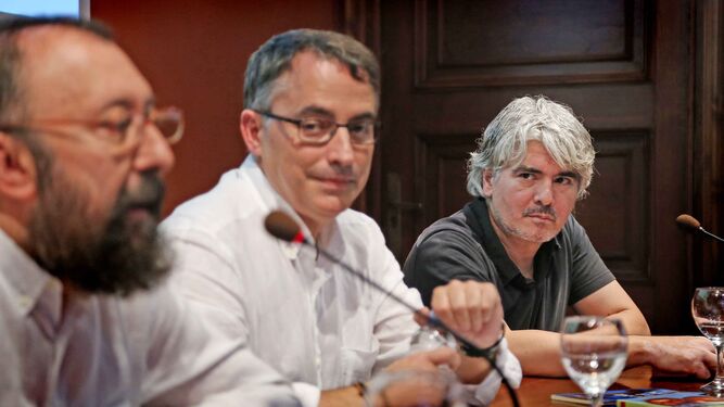 Hipólito G, Navarro, José Manuel García Gil y Juan Bonilla conversan ayer.