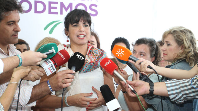 Teresa Rodríguez atiende a los medios.