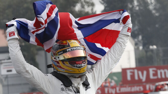 El británico Lewis Hamilton celebra el título agitando la bandera de Gran Bretaña.