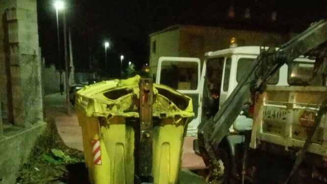 Un container calcinado y otro parcialmente quemado anoche en Jerez