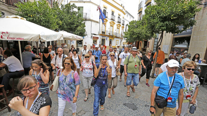 Un grupo de turistas de visita a la ciudad acompañados por una guía, días atrás en las calles del centro.