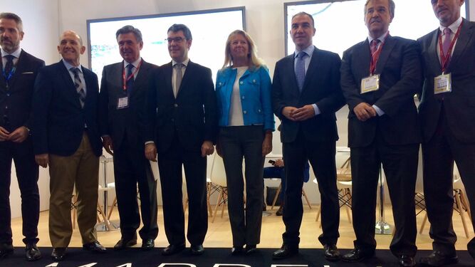 Elías Bendodo, ayer con el ministro de Turismo, junto a varios alcaldes y autoridades de Málaga.