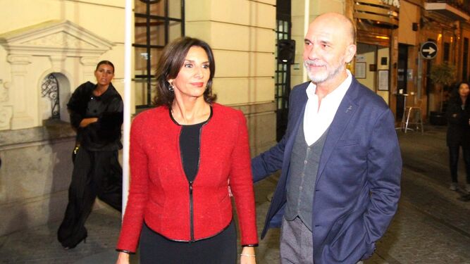 La actriz Pastora Vega y el actor argentino, a su llegada al Gran Teatro.
