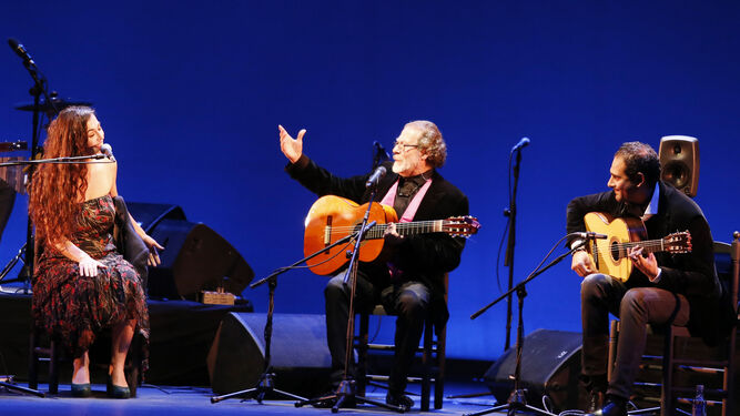 Un momento de la actuación de una de las invitadas, Silvia Pérez Cruz, con Diego Carrasco y Diego del Morao.