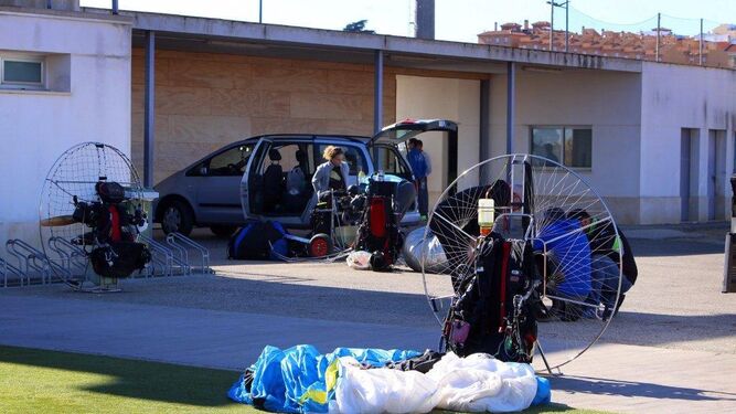 Deportistas recogen un paramotor, ayer en el Estadio de Huerta Mata en Chiclana.