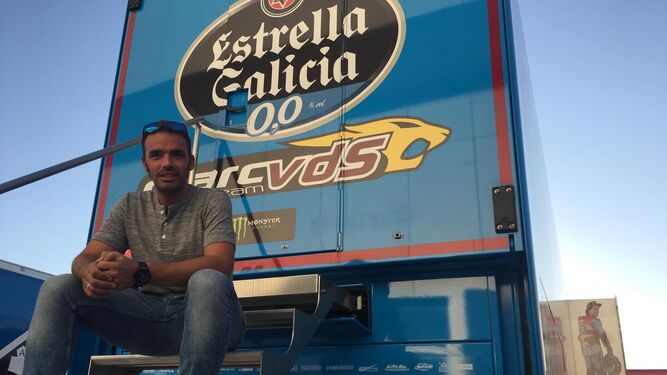 Dani Vadillo posa en la escalerilla del camión del Estrella Galicia 0,0 Marc VDS, el nuevo equipo de Joan Mir.