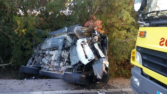 Así quedó uno de los vehículos implicados en el accidente de ayer, en Puerto Real.