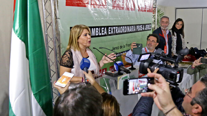 Mamen Sánchez, en el momento de dirigirse a los militantes tras conocerse los resultados de la votación en el congreso local socialista.