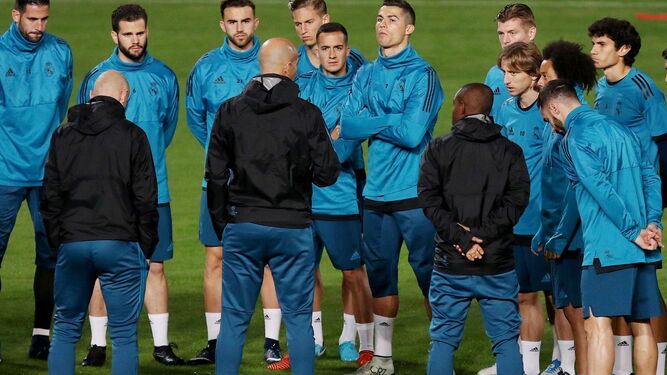 Zidane da las instrucciones a sus futbolistas antes de comenzar la sesión preparatoria en el estadio del Apoel en Nicosia.