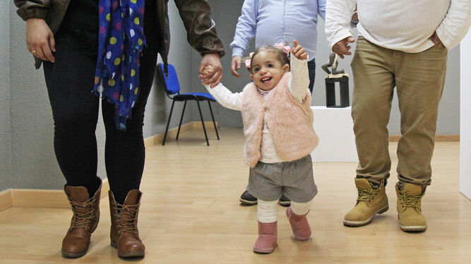 Emma camina en la sala de 'ArteaDiario', ayer, rodeada de su familia.