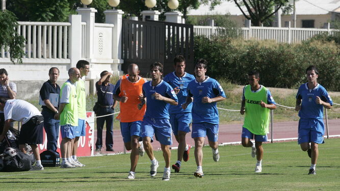 Juan Rosillo, en un entrenamiento del primer equipo del Xerez CD en la temporada 10-11 con Chema, Mendoza, Iván Sánchez, Bermejo y José Carlos.