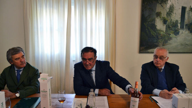 Arriba, José Ramón Estévez en la presentación ayer de 'Maximum' junto al vicepresidente y el enólogo de la bodega. Abajo, la botella del nuevo brandy y su estuche.