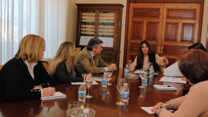 La delegada territorial Gema Pérez reunida ayer en Jerez con los representantes del sector agroindustrial de la provincia.