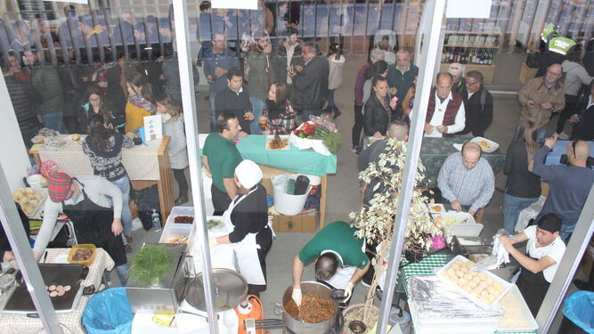 Numeroso público acudió ayer al mercado de abastos a degustar las tapas.