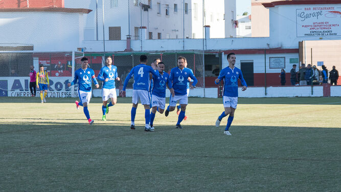 Antonio Bello corre celebrando el 1-0 seguido por sus compañeros ayer en el Puntas Vela.