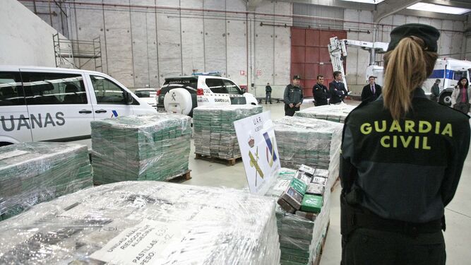 Una agente de la Guardia Civil, junto a las casi seis toneladas de cocaína, ayer en una nave del Puesto de Inspección Fronteriza.