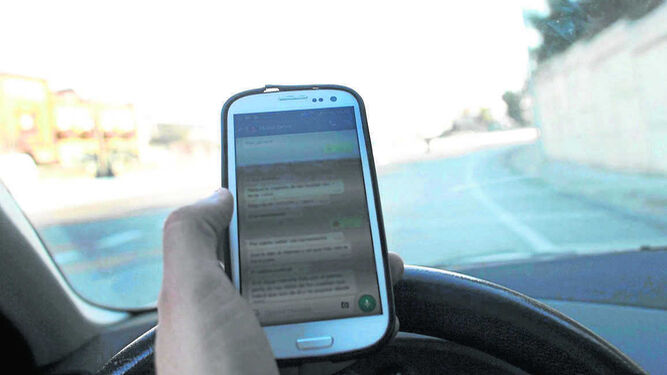 Recreación del uso del teléfono móvil al volante.