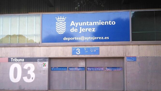 La puerta principal de Tribuna, bajo los colores del Ayuntamiento de Jerez.