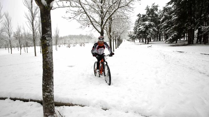Con la ropa adecuada y unas nociones fundamentales se puede practicar deporte incluso con la llegada de la nieve.
