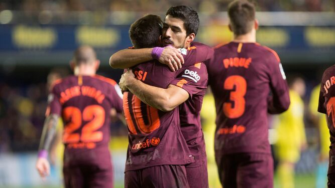 Messi y Suárez se abrazan tras anotar el argentino el segundo tanto del partido frente al Villarreal.