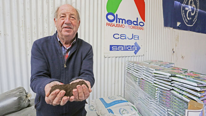 Manuel Olmedo muestra en sus manos el humus de lombriz que está potenciando la agricultura ecológica.