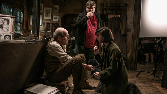 Guillero del Toro observa a Richard Jenkins y Sally Hawkins durante un momento del rodaje.