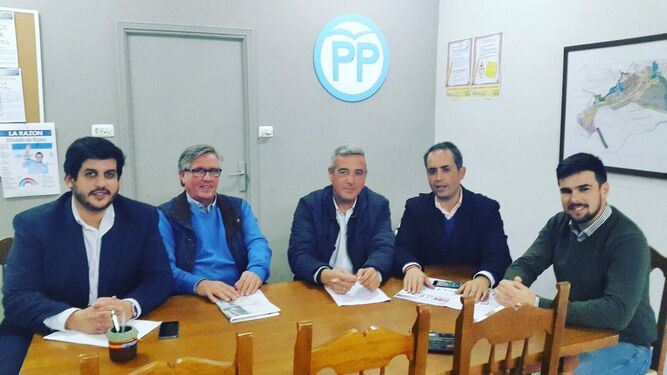 Dirigentes locales y provinciales del PP, ayer en San José del Valle. El tercero por la izquierda es Antonio García, el candidato a la Alcaldía vallense.