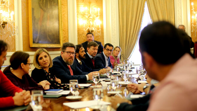 La reunión de la Mesa del Atún, con Rodrigo Sánchez Aro e Irene García (a su derecha), ayer en la Diputación.