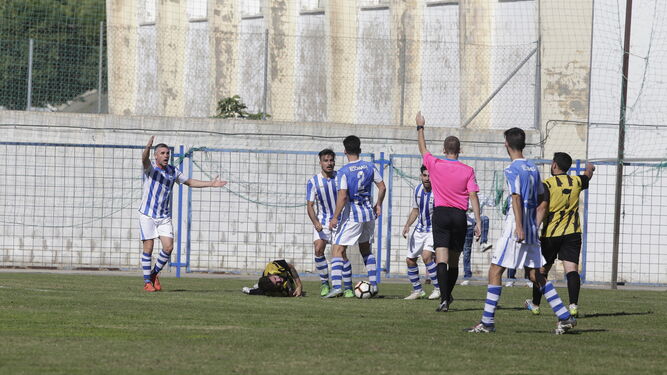 El partido contra el Bazán fue el último que jugó el Industrial en La Juventud antes de la resiembra.
