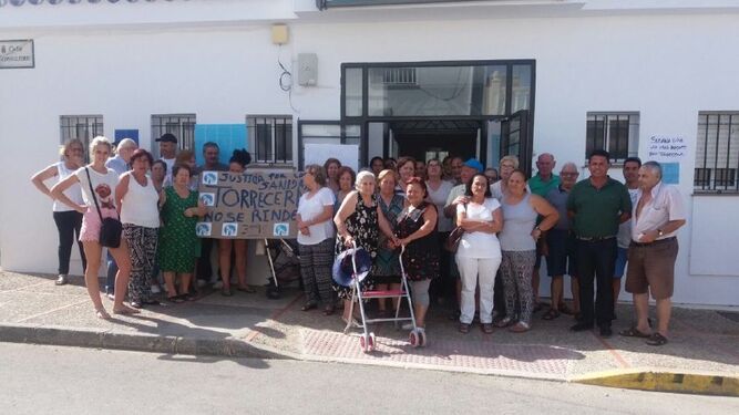 Vecinos de Torrecera durante la concentración que realizaron el pasado mes de agosto.