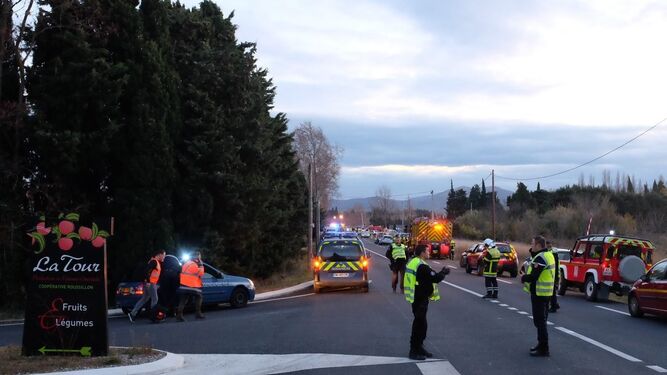Personal de Emergencias asegura el perímetro tras la colisión de un autobús escolar y un tren, en el sureste de Francia.