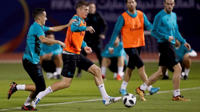 Kroos, con una pelota en un entrenamiento.