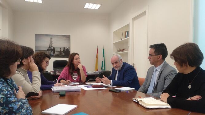 Remedios Palma y Juan Manuel López, reunidos ayer en Cádiz con miembros de la coordinadora del instituto.