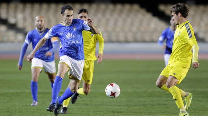 Pedro Carrión, autor del gol azulino, intenta controlar el balón en presencia del defensa amarillo Sergio.