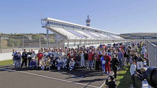 Foto de familia de la Carrera Estelar: amigos, familiares y allegados a Paco Melero, en la recta de meta del Circuito.