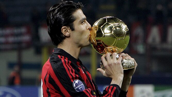 Kaká, con el Balón de Oro que ganó siendo jugador del Milan.