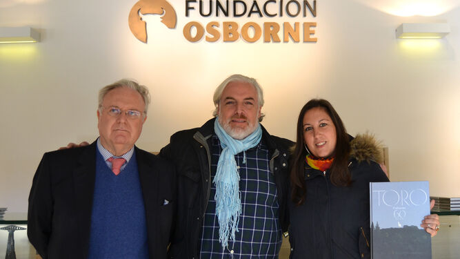 Tomás Osborne (i), presidente de la Fundación Osborne, el fotógrafo Pau Barroso y la concejal de Cultura de El Puerto, María Eugenia Lara.
