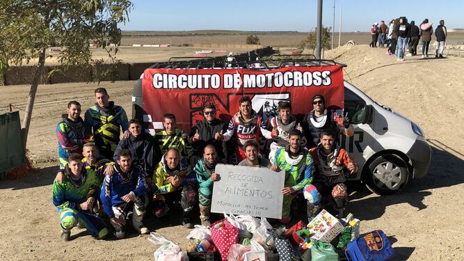 Recolecta del motoclub MX Jerez a beneficio del Comedor El Salvador