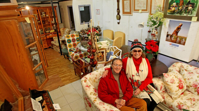 Francisco Valencia y Teresa Garrido posan, ayer, en el local donde está expuesta la venta benéfica.