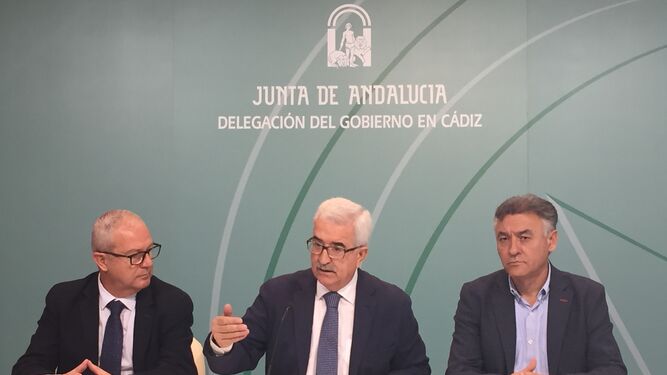 Manuel Jiménez Barrios, ayer en Cádiz, junto a Juan Luis Belizón (i) y Federico Fernández.