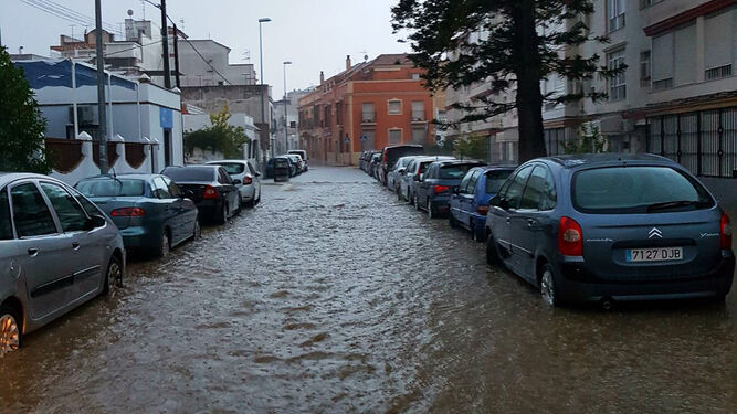 Imagen de una de la calles de Sanlúcar inundadas ayer por la tromba de agua, ante la que el Ayuntamiento activó de manera inmediata el protocolo de emergencia.